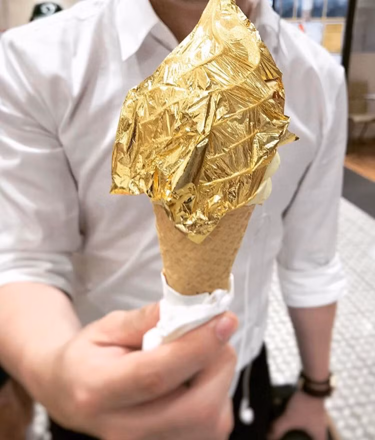 Còn với một khách hàng khách tên Mỹ Anh (29 tuổi, Hà Nội) thì cho rằng: "Trên tay mình là 1 cây kem mix giữa vị vanille và vị than tre hoạt tính kèm với 1 lá vàng, cây kem rất đáng giá tiền. Bên cạnh đó thì đội ngũ nhân viên ở đây cũng rất thân thiện và cẩn thận, cửa hàng rất sạch sẽ"