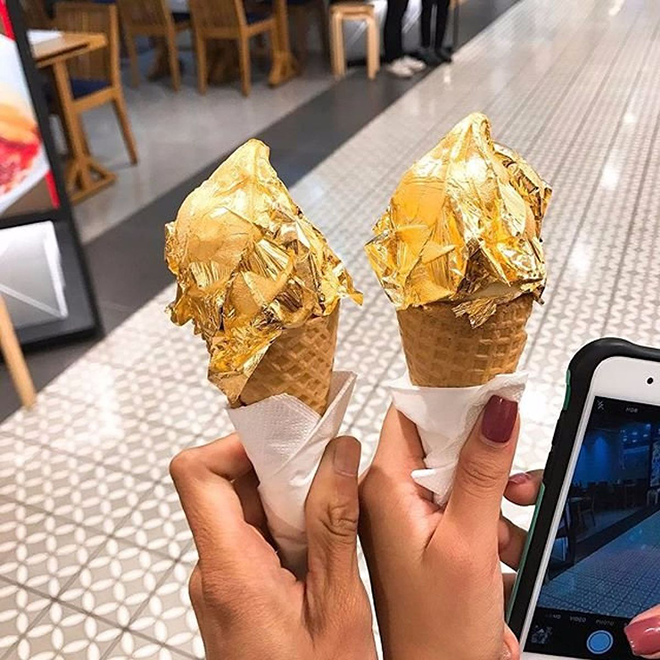 Bên cạnh những bình luận thích thú, một vài ý kiến khác, việc ăn một cây kem có giá tới 249.000 đồng là quá lãng phí, và giá trị của cây kem này không cao đến mức đó, đây chỉ là chiêu trò để kiếm lợi từ sự tò mò, muốn thử cái mới, cái sang chảnh của một số người dân.