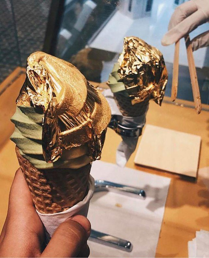 Xét về giá cả, kem dát vàng 24k tỷ lệ thuận với độ "sang". Theo khảo sát của PV Kiến Thức, 1 cây kem có giá 249.000 đồng, nếu chỉ phủ một nửa vàng thì giá là 149.000 đồng.