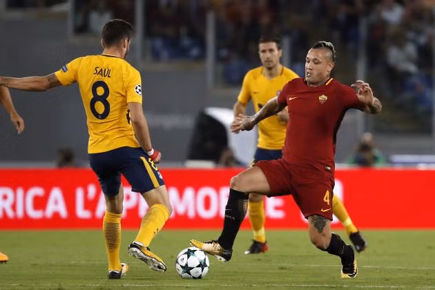 M.U xác định mục tiêu thay thế Carrick: Theo thông tin chuyển nhượng bóng đá của tờ Daily Star cho biết, giữa tuần qua, 2 trong số các tuyển trạch viên của HLV Jose Mourinho đã có mặt tại Rome để cùng lúc theo dõi 2 ngôi sao Radja Nainggolan và Saul Niguez đối đầu nhau khi AS Roma gặp Atletico Madrid. Quỷ đỏ đang rốt ráo tìm người thay Michael Carrick trong tương lai gần. Ảnh: Daily Star