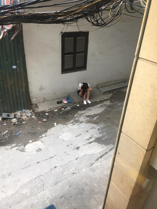 Người chứng kiến chia sẻ: "Tối qua chạy về xem World Cup 2018 gặp em này đứng ở nhà đối diện. Xách theo túi bia với đồ ăn, mình cũng chả để ý vào nhà xem hết hiệp một chạy ra cổng mua xôi vẫn thấy em ý ngồi ở đấy nên hỏi sao đợi ai mà lâu thể thì em nó bảo rằng người yêu em ý nhờ mua bia sang xem đá bóng nhưng gọi mãi mấy chục cuộc không nghe máy".