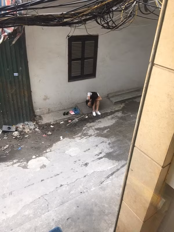 Người chứng kiến chia sẻ: "Tối qua chạy về xem World Cup 2018 gặp em này đứng ở nhà đối diện. Xách theo túi bia với đồ ăn, mình cũng chả để ý vào nhà xem hết hiệp một chạy ra cổng mua xôi vẫn thấy em ý ngồi ở đấy nên hỏi sao đợi ai mà lâu thể thì em nó bảo rằng người yêu em ý nhờ mua bia sang xem đá bóng nhưng gọi mãi mấy chục cuộc không nghe máy".