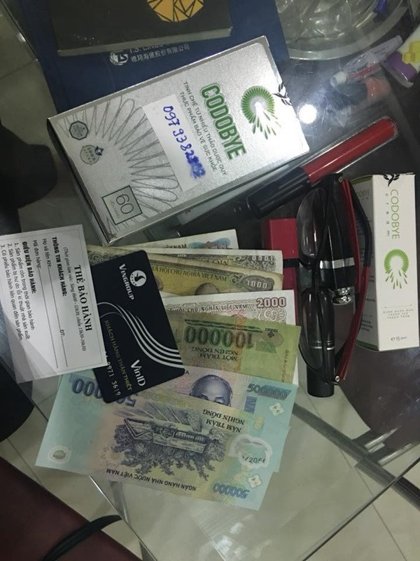 Không rõ lý do thế nào mà cô đã để quên túi xách ở lại. Dân mạng đưa ra nhiều ý kiến khác nhau sau câu chuyện trên. Nhiều người tỏ ý tội nghiệp cho cô gái trẻ bị bỏ quên ngay giữa đêm ở ngoài đường như thế.