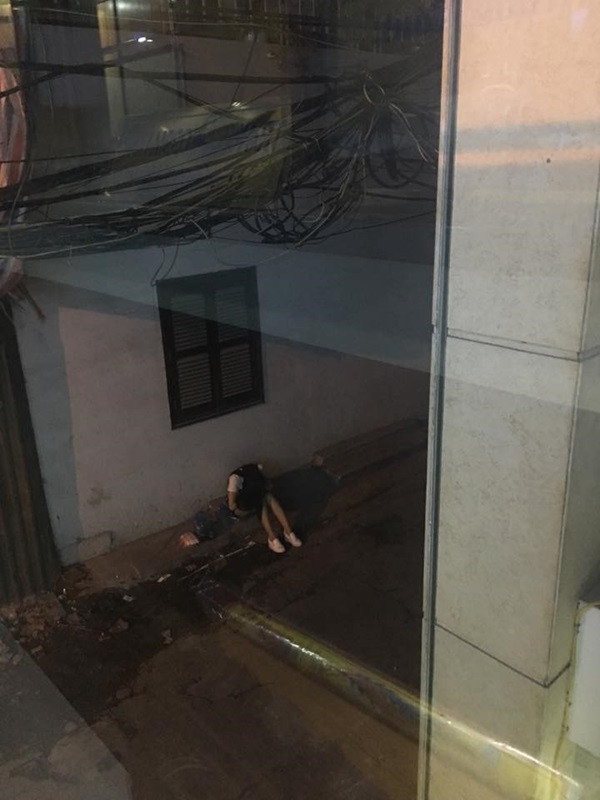 Dân mạng chứng kiến cảnh chờ đợi này cảm thấy day dứt và thương thay cho cô nàng, nên đã lén chụp lại và đăng tải lên mạng xã hội, không ngờ nhận được cực nhiều phản hồi.