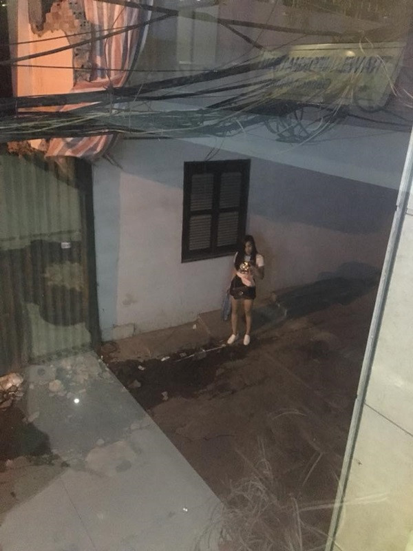 Mời đây, trên mạng xã hội, hình ảnh cô gái chân dài mặt xinh đứng đợi người yêu dưới cổng nhà cả đêm đang lan truyền khắp cộng đồng mạng khiến ai cũng phải xót xa, nhưng càng thuơng hơn khi biết lý do cô đứng đợi là mang bia sang để cùng người yêu xem World Cup, gọi đến hàng chục cuộc điện thoại mà không trả lời.