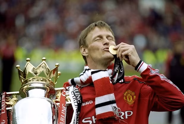 Năm 1997, Man United tìm người kế nghiệp Eric Cantona. Nhưng ít ai ngờ được họ lại đem về Teddy Sheringham từ Tottenham. Khi đó, tiền đạo này đã 30 tuổi. Chính bản thân Sheringham thừa nhận anh không tin rằng Man United thực sự quan tâm đến mình và nhanh chóng gật đầu khi được Quỷ đỏ tiếp cận.