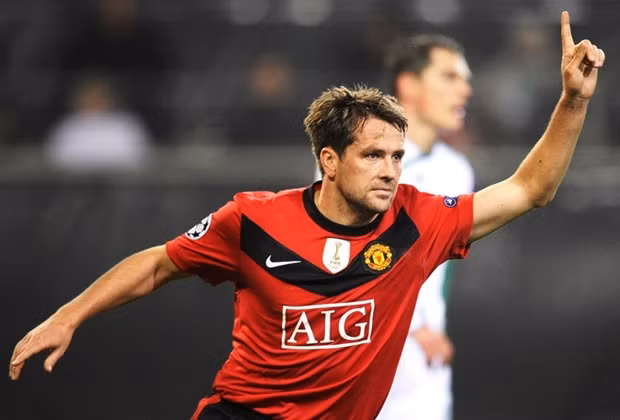 Tháng 7/2009, Man United bất ngờ đưa Owen về sân Old Trafford. Ở thương vụ này, Man United đã đánh một canh bạc quá lớn khi Owen từng là thần tượng tại Liverpool, đối thủ truyền kiếp của Quỷ đỏ và tiền sử chấn thương “hoành tráng” của tiền đạo này.