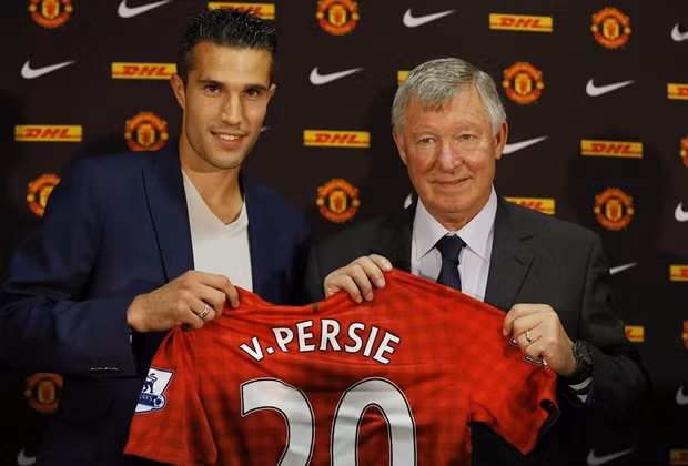 Sau một mùa giải bùng nổ cùng Arsenal, Van Persie đã bất ngờ chuyển sang đầu quân cho một trong những đối thủ đáng ghét nhất của Pháo thủ. Ở thời điểm đó Van Persie đã công khai ý định ra đi và Arsenal muốn bán anh cho Juventus. Tuy nhiên, Van Persie chỉ muốn đến Man United vì sự có mặt của Sir Alex và sau cùng, Pháo thủ buộc phải đồng ý.