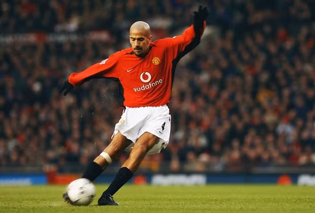 Man United cố gắng chứng minh họ là một CLB lớn trên thế giới bằng cách ký hợp đồng “bom tấn” với Veron, tiền vệ được rất nhiều CLB ở châu Âu thèm khát vào thời điểm đó. Đáng tiếc cho họ đây lại là một bản hợp đồng thất bại. Veron chẳng thể hiện được gì nhiều tại Man United, anh bị hành hạ bởi chấn thương và sau đó bị bán lại cho Chelsea.
