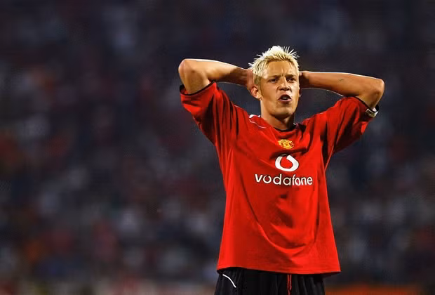 Sau Eric Cantona, Alan Smith là cái tên tiếp theo mà Man United cướp từ Leeds United. Trước đó, vì mối thâm thù giữa hai đội bóng mà Alan Smith từng tuyên bố anh là một “chàng trai Leeds” và anh không bao giờ cập bến Old Trafford. Thế nhưng, việc Leeds phải xuống hạng đã thay đổi mọi chuyện. Họ buộc phải bán những cầu thủ như Smith để kiếm tiền trang trải nợ nần.