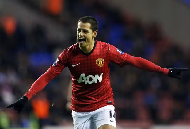 Hợp đồng chính thức được thông qua vào tháng 7, nhưng Man United đã công bố chữ ký với Chicharito từ tháng 4. Điều đáng nói là thương vụ này được họ hoàn tất ngay sau thất bại trước Bayern Munich tại tứ kết Champions League năm đó và nó được coi là “liều thuốc an thần” tốt cho người hâm mộ.