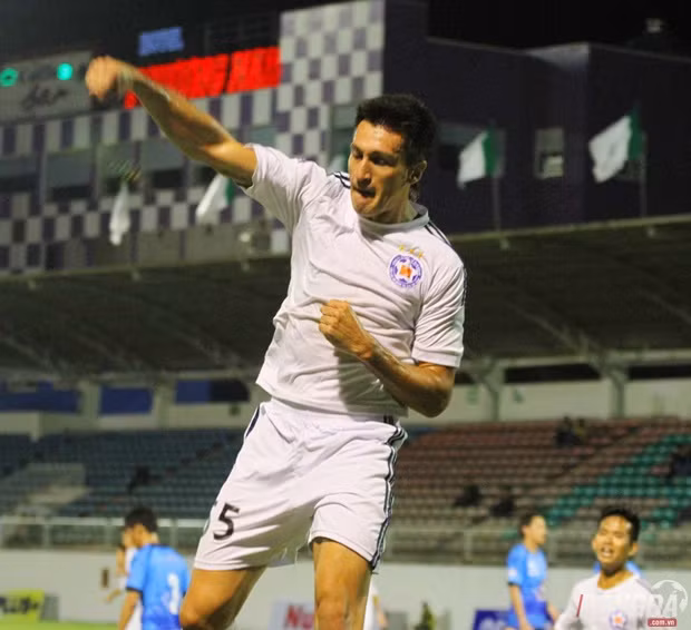 Tại SHB Đà Nẵng, Horace James được kỳ vọng sẽ cùng cựu vua phá lưới của V.League Gaston Merlo tạo nên một sự đổi mới trong lối chơi của đội bóng.