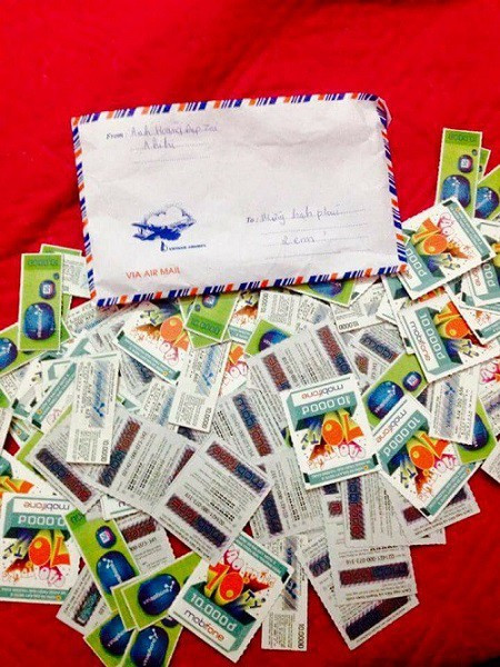 Mừng đám cưới bằng thẻ cào điện thoại cũng được cộng đồng mạng biết tới. Nhiều người còn vô tư bình luận, đổi ra tiền cặp đôi cô dâu, chú rể cũng phải có tới vài triệu chẳng ít.