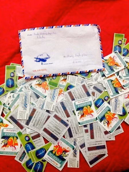 Mừng đám cưới bằng thẻ cào điện thoại cũng được cộng đồng mạng biết tới. Nhiều người còn vô tư bình luận, đổi ra tiền cặp đôi cô dâu, chú rể cũng phải có tới vài triệu chẳng ít.