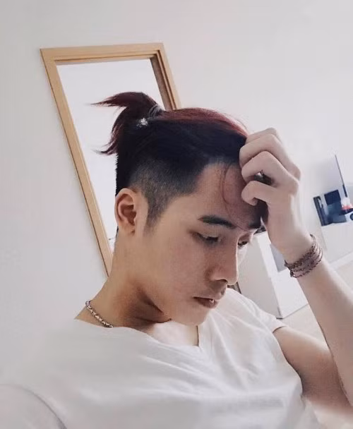 Cũng theo nhiều fan hâm mộ chàng blogger Việt này bình luận việc nuôi tóc dài có thể là sở thích nhất thời của JVevermind chứ không tới nỗi lại quyết tâm trung thành với phong cách Tarzan.