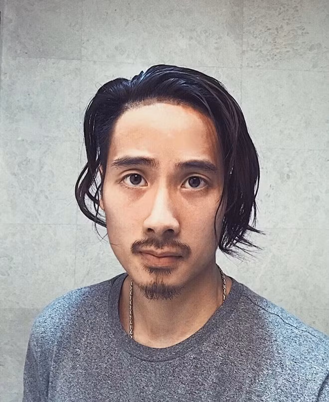 Tuy nhiên thời gian gần đây, khi theo dõi Facebook của vlogger JVevermind nhiều người đã tá hỏa khi phong cách phong trần, bụi phủi đang được anh chàng này áp dụng cho bản thân mình.