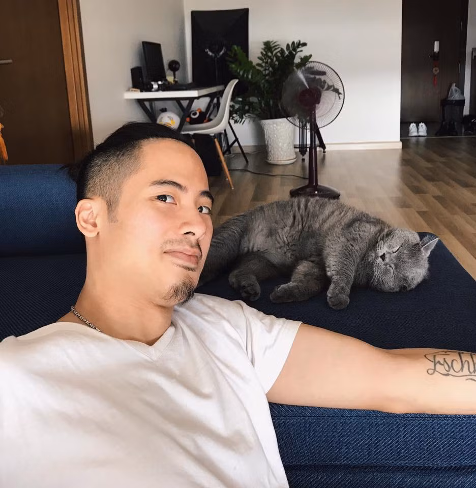 Theo nhiều dân mạng, để râu là để khẳng định sự già dặn, chín chắn và nam tính nhưng hình ảnh râu ria lởm chởm, tóc tai "rũ rượi" của JVevermind thực sự khiến nhiều khán giả, các bạn trẻ chưa thể quen mắt.