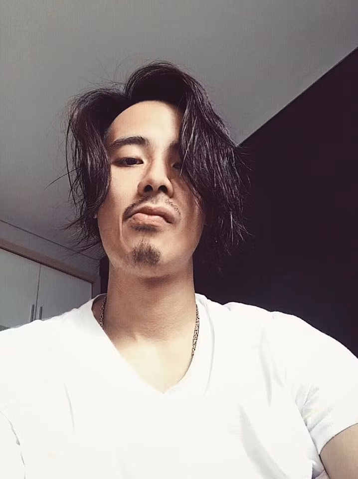 Không thể phủ nhận nét mặt của JVevermind trong các vlog đều rất hài hước nhưng khi chụp ảnh bình thường, ai cũng phải xuýt xoa với độ nam tính của anh chàng này.