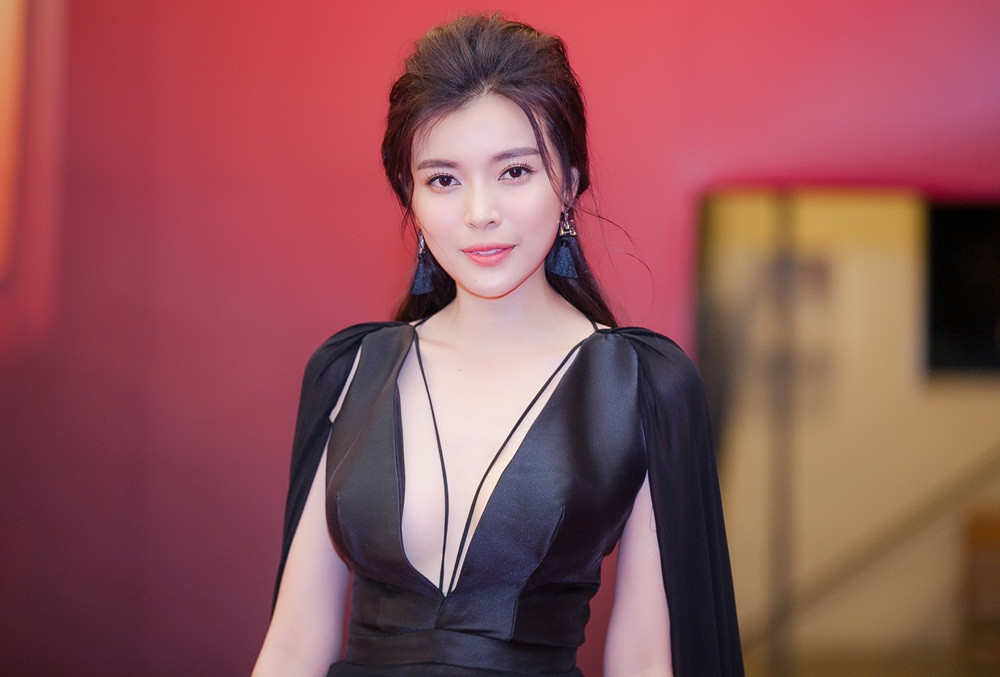 Trước đó, cô nàng nữ phụ Hậu duệ mặt trời này từng thừa nhận phẫu thuật thẩm mỹ để gương mặt nhỏ gọn hơn, do trước đó cô bị từ chối nhiều vai diễn do khuyết điểm này.