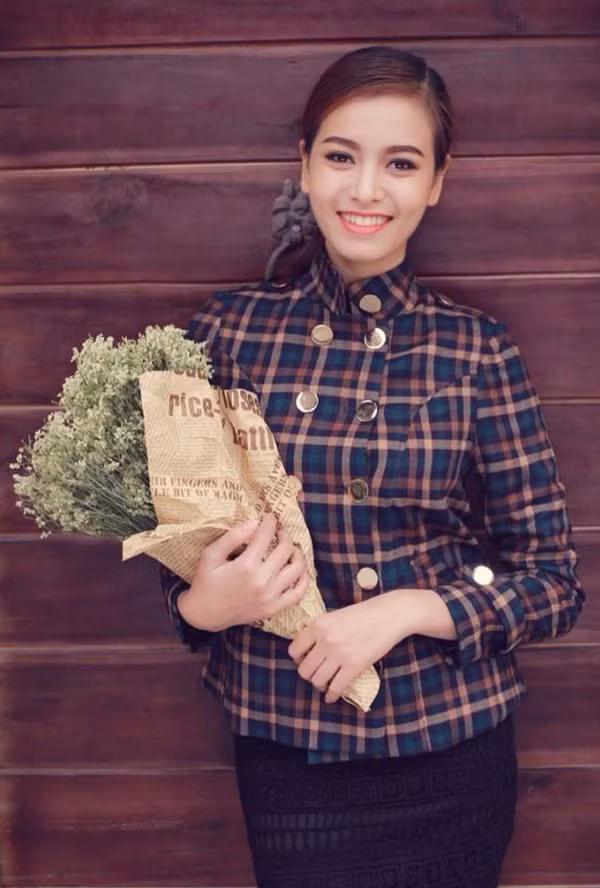 Nhan sác lọng lãy của co gái gióng hẹt Hoang Thuy Linh