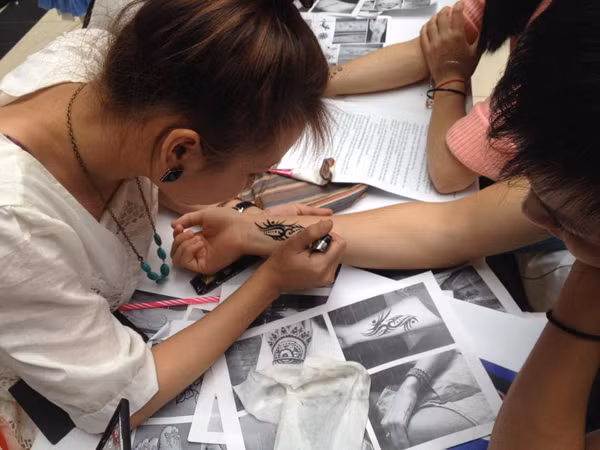 Mỗi lần xăm cho khách, Lương Thu thường tỷ mỉ vệ sinh sạch sẽ vùng xăm. Sau đó cô nàng chỉnh sửa từng nét vẽ của mình sao cho đúng với những hình mà những vị khách của mình yêu cầu.