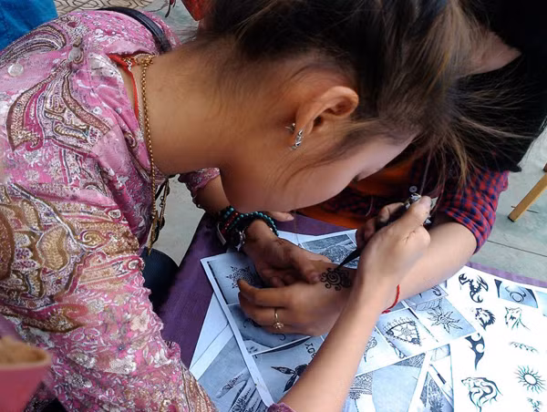 Chia sẻ về điểm khó nhất để thực hiện một tác phẩm xăm henna đó là yếu tố thời tiết. Henna là loại hình vẽ lên da, trong những ngày nắng nóng da bị ẩm nên mực dễ bị khô và bột màu dễ rơi ra ngoài như vậy hình xăm sẽ không bền.