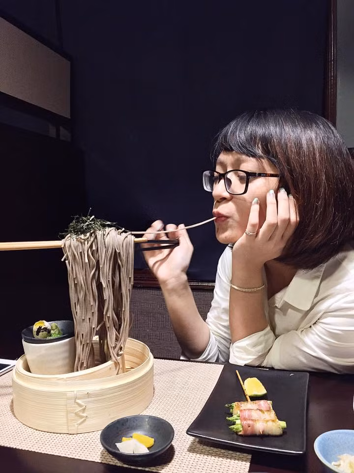 Món ăn mỳ bay đặc trưng là chiếc đũa nằm ngang lơ lửng trên không trung, vắt trên đó những sợi mì tươi đầy hấp dẫn.