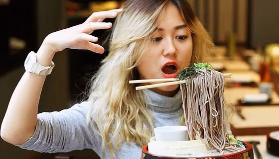 Để thưởng thức, thực khách chỉ cần gắp sợi mì xuống, chấm vào nước sốt tuỳ loại như sốt phô mai, sốt chua cay, cà ri… rồi cho vào chén của mình và tận hưởng hương vị của món ăn.