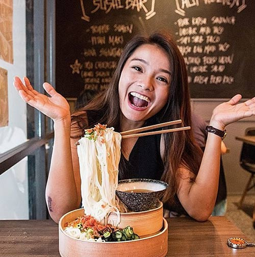 Xuất phát từ món ăn nổi tiếng “flying noodles” do một nhà hàng ở Singapore sáng tạo ra, mì bay hiện đã có mặt tại nhiều nhà hàng, quán ăn tại Việt Nam.
