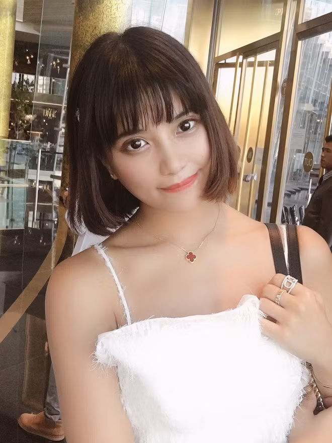 Dù không đẹp "hoàn mỹ" như trong ảnh nhưng "độ lầy" của Vienna cũng khiến CĐM yêu mến cô.