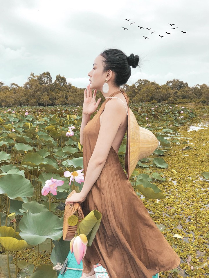 Theo tìm hiểu chồng Angela Chu là một doanh nhân nổi tiếng người Thái Lan, chuyên kinh doanh, sản xuất đồ nhựa sử dụng trên xe hơi, và mua bán bất động sản tại Thụy Điển.