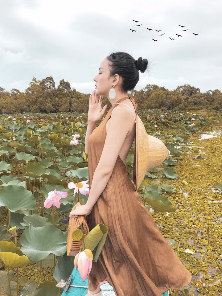 Theo tìm hiểu chồng Angela Chu là một doanh nhân nổi tiếng người Thái Lan, chuyên kinh doanh, sản xuất đồ nhựa sử dụng trên xe hơi, và mua bán bất động sản tại Thụy Điển.