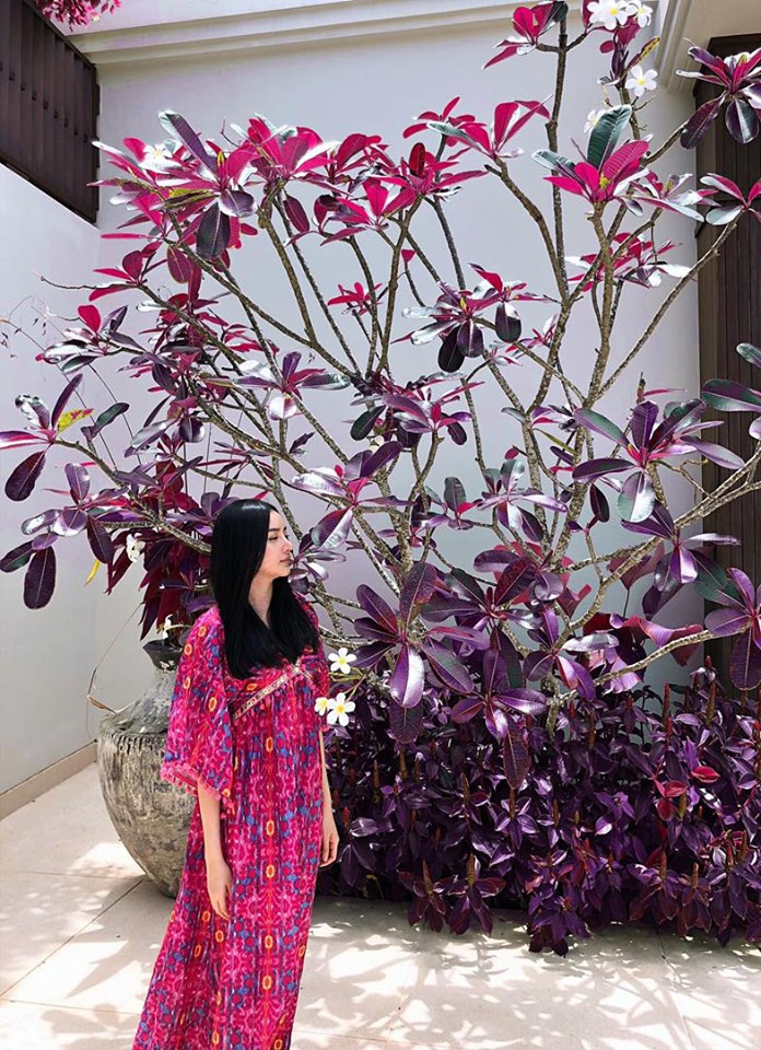 Chính bởi vậy, trong gara của cô nàng hot girl Việt lấy chồng Thái Lan không thiếu các dòng xe siêu sang, đắt đỏ như Lamborghini Gallardo, Rolls-Royce Wraith, Audi TT, Bentley Continental GT Coupe, Land Rover Range Rover Autobiography,...