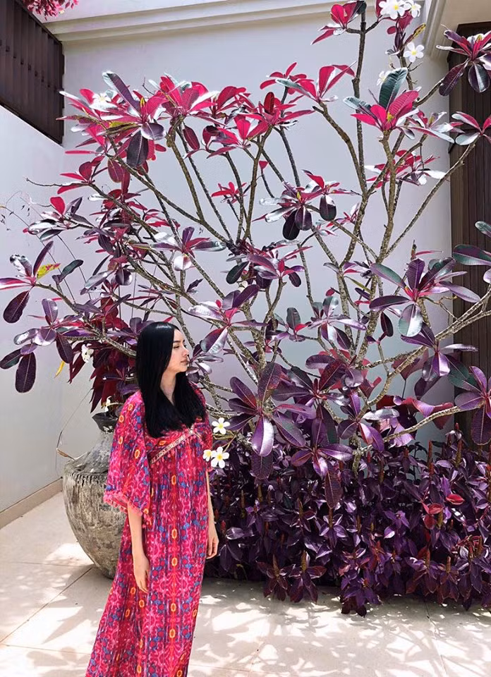 Chính bởi vậy, trong gara của cô nàng hot girl Việt lấy chồng Thái Lan không thiếu các dòng xe siêu sang, đắt đỏ như Lamborghini Gallardo, Rolls-Royce Wraith, Audi TT, Bentley Continental GT Coupe, Land Rover Range Rover Autobiography,...