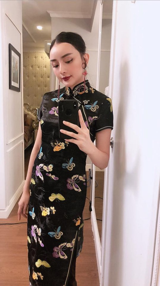 Chỉ đơn thuần là bức ảnh đứng trước gương khoe bộ sườn xám nhưng Angela Chu vẫn thể hiện được thần thái sang chảnh của mình.