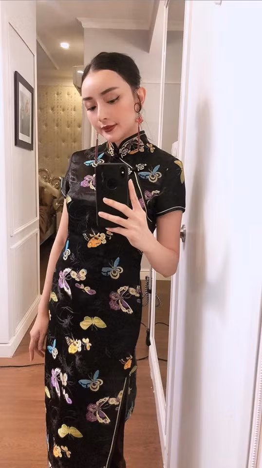 Chỉ đơn thuần là bức ảnh đứng trước gương khoe bộ sườn xám nhưng Angela Chu vẫn thể hiện được thần thái sang chảnh của mình.