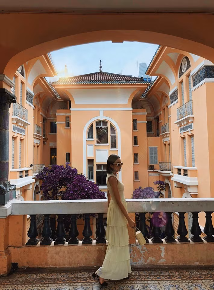 Trên trang cá nhân của mình, Angela Chu cũng thường xuyên chia sẻ những bức ảnh khá "so deep".