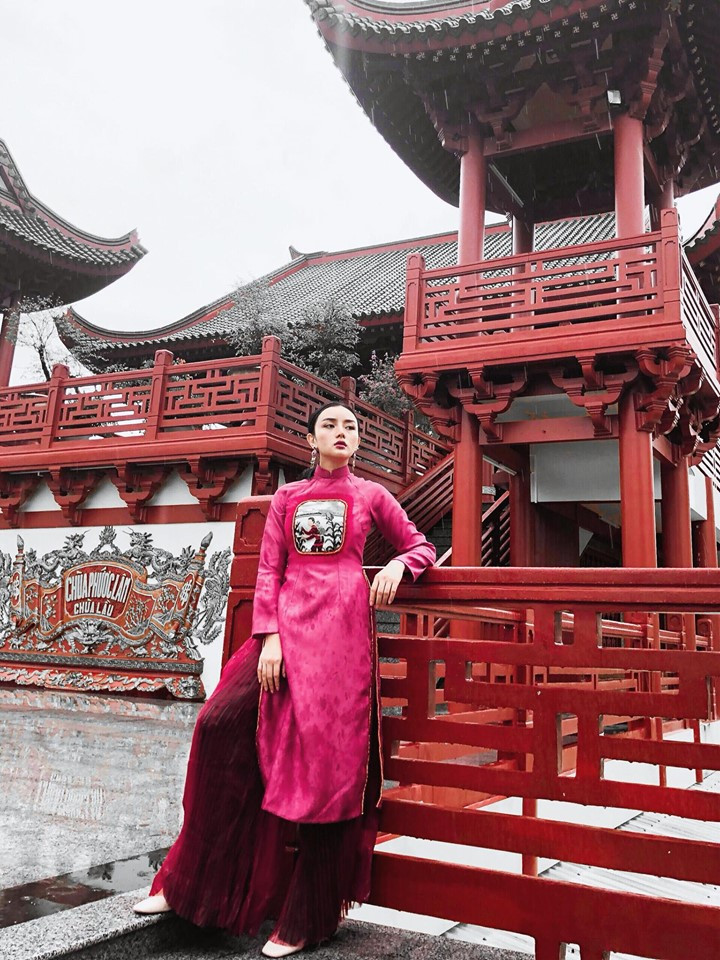 Gu thời trang của Angela Chu cũng liên tục đổi phong cách ăn mặc. Nhưng đa phần những trang phục của cô nàng hot girl Việt được thiết kế tinh tế và hợp dáng người.