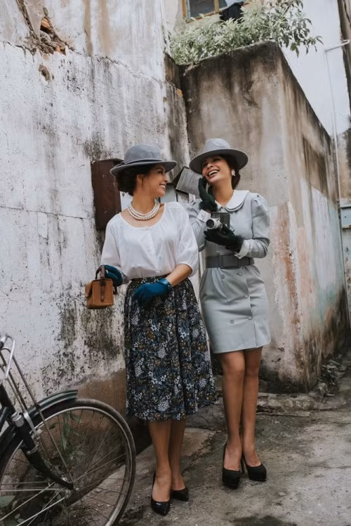 Cách phối phụ kiện ngọc trai cùng găng tay cũng góp phần đem đến hình ảnh những quý cô cổ điển.