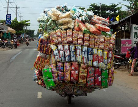 Không chỉ chở hàng hóa quá khổ mà nhiều người dân ngoại thành còn tranh thủ buổi sáng sớm để chở thực phẩm vào nội thành để đổ buôn.
