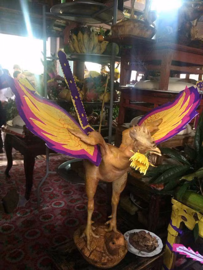 Nhờ có những bàn tay nội trợ khéo léo mà món gà cúng ngày nay dường như đã vượt qua khuôn khổ của một món thờ cúng thông thường để khoác lên mình màu sắc của nghệ thuật.