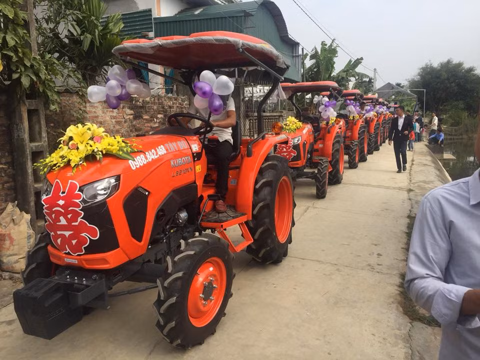 Những chiếc máy cày màu cam được tắm rửa sạch, dán chữ hỷ ở đầu và trên nắp capo được trang trí hoa và bóng bay trở thành phương tiện trong lễ ăn hỏi của chú rể tương Trần Hùng Phong và cô dâu Thanh Mai.