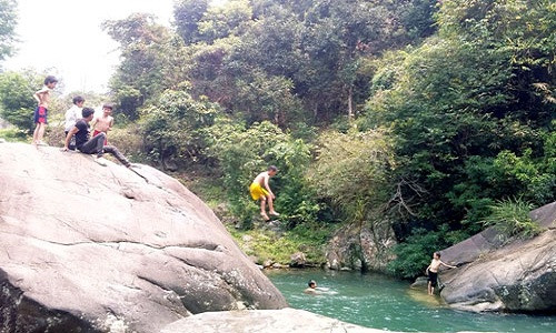 Thu vui nguy hiem ngay he cua tre vung cao