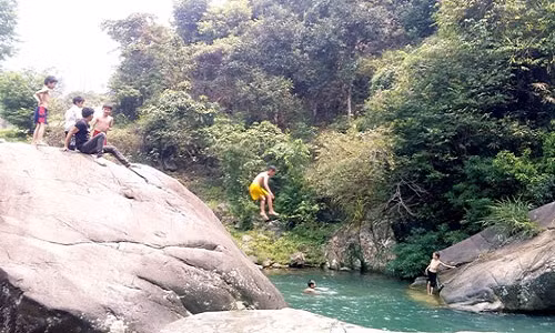 Thu vui nguy hiem ngay he cua tre vung cao