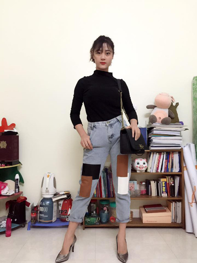 Cụ thể, trên fanpage một cô gái đã đăng tải bức ảnh cô đi xem phim với cầu thủ U23 Việt Nam và người đó được cho là Công Phượng. Đi kèm với bức ảnh là dòng trạng thái: "Năm nay dù thế nào cũng cố gắng thực hiện ước mơ, dự định. Chào tháng 3, tháng của em". Ngay sau khi được đăng tải, MXH đã dậy sóng và đặt nghi vấn "Liệu đây có phải người tình mới của chàng cầu thủ đến từ Nghệ An".