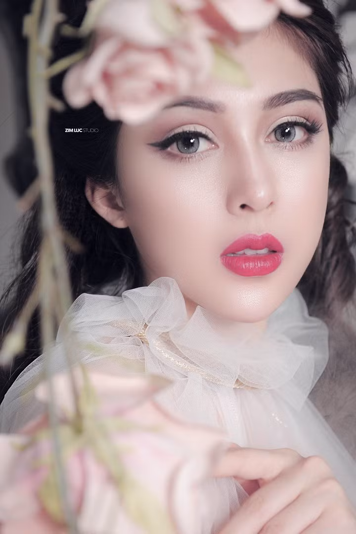 Trước khi tham gia vào seri phim Kem Xôi TV, Thanh Hiền đã là cái tên khá nổi tiếng trong cộng đồng mạng. Còn nhớ cách đây chưa lâu, cô nàng này chính là nhân vật chính trong vụ việc "cô gái nhận được 999 đóa hồng từ chàng trai lái Audi ngày 20/10".