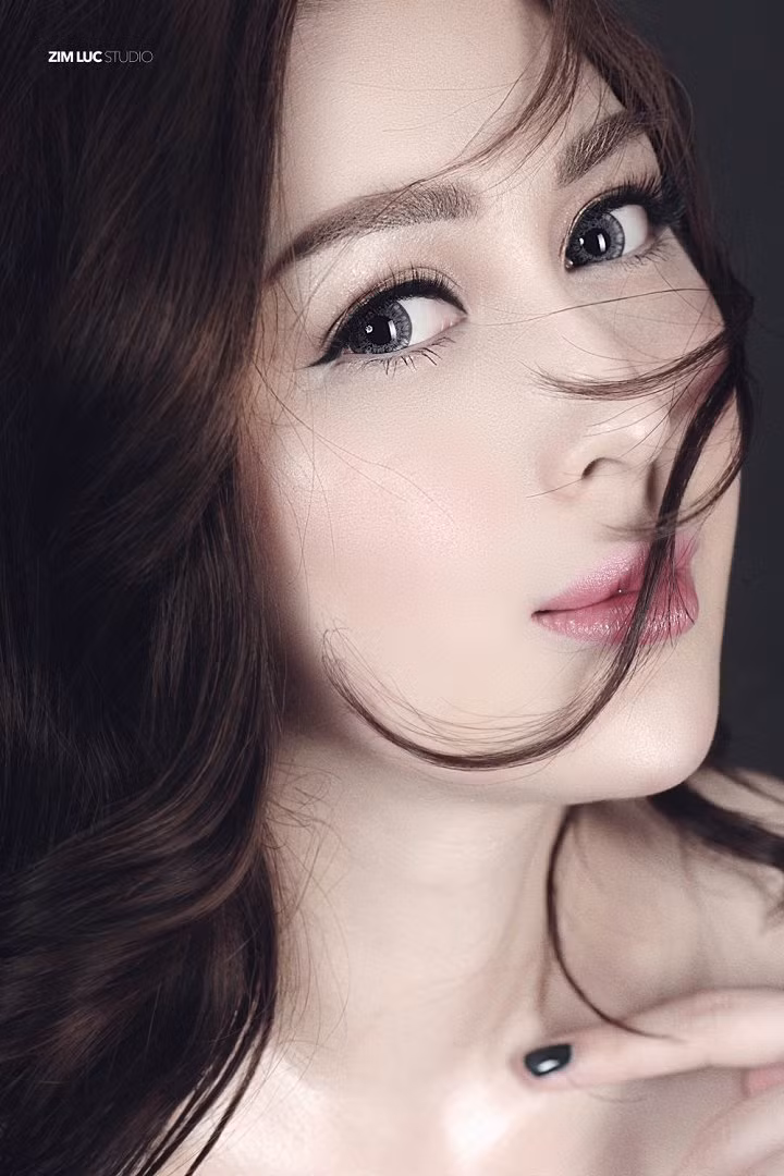 Bên cạnh đó, Thanh Hiền cũng từng xuất hiện trong nhiều bộ phim như "Lộc giời", "Zippo Mù tạt và em", đặc biệt cô nàng này còn là MC quen mặt với khán giả chương trình Đẹp và phong cách của đài truyền hình Hà Nội.