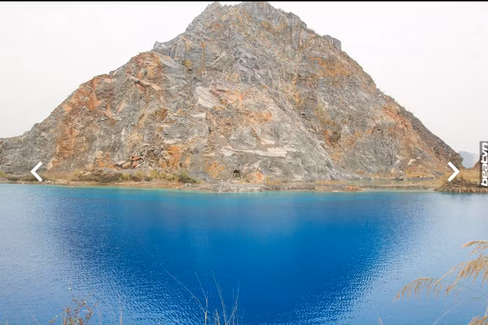 Ngoài phong cảnh nên thơ hữu tình với núi non và hồ nước, "tuyệt tình cốc" ở Hải Phòng còn thu hút các dân phượt bằng màu nước xanh ngắt của mình.