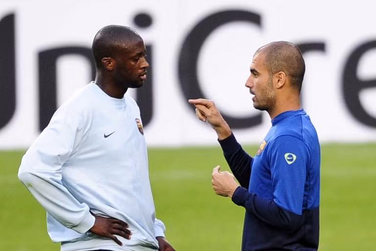 Yaya Toure cũng từng là nạn nhân của HLV Pep Guardiola khi ông tại vị ở CLB Barcelona. Sau đó, cầu thủ này buộc phải chuyển đến Man City và trở thành tiền vệ đánh chặn hay nhất thế giới.