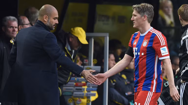 Thêm một lần bán công thần nữa của Pep Guardiola khi ông đến dẫn dắt Bayern Munich, đó là trường hợp của Bastian Schweinsteiger. Cầu thủ người Đức từng rất thất vọng khi không thể trở thành tiền vệ trụ số 1 của đội bóng và những sắp xếp của cựu HLV Barca chỉ càng làm cho cơ hội ra sân của anh ít đi.